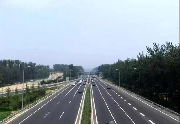 間斷性踩油門的操作，能讓我們在行駛時省油嗎？