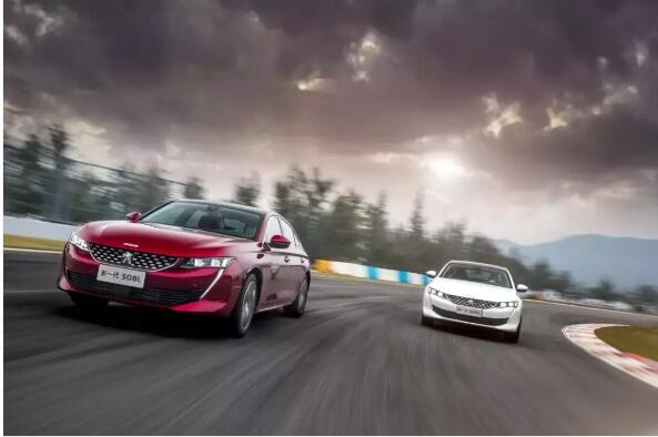 路面是黃虛線時 超車要注意什么！